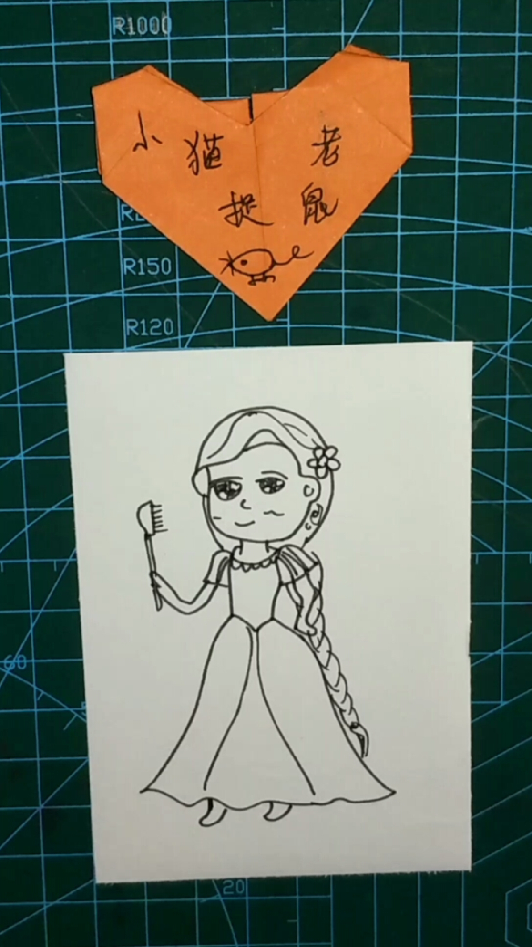 精 简笔画:拿着一把小刷子的长发公主