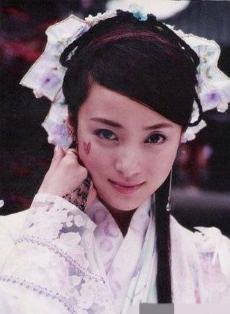 摘下面纱的第二梦真的是很惊艳,楚楚动人,本人比较喜欢蒋勤勤的古装剧