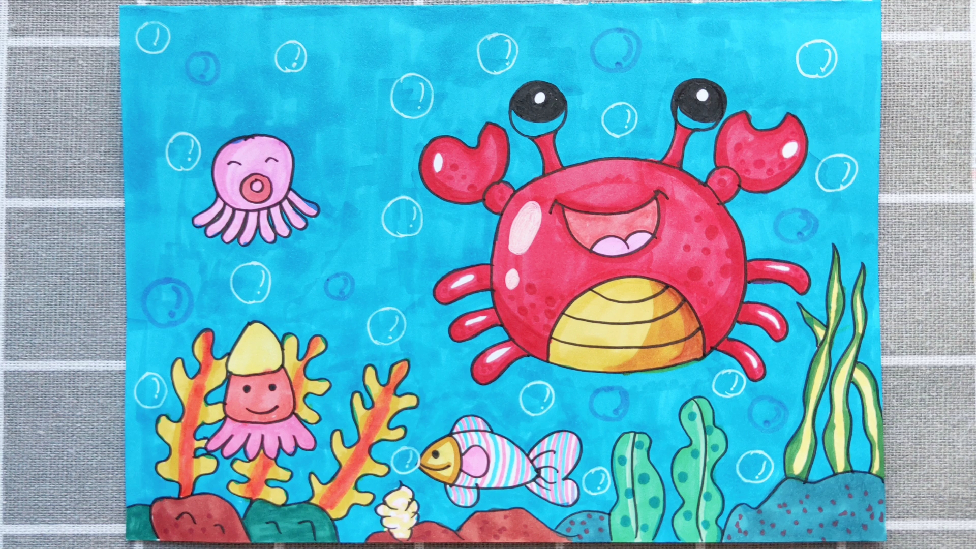 接着画一些其他的海底生物 3.可以画上小鱼 4.