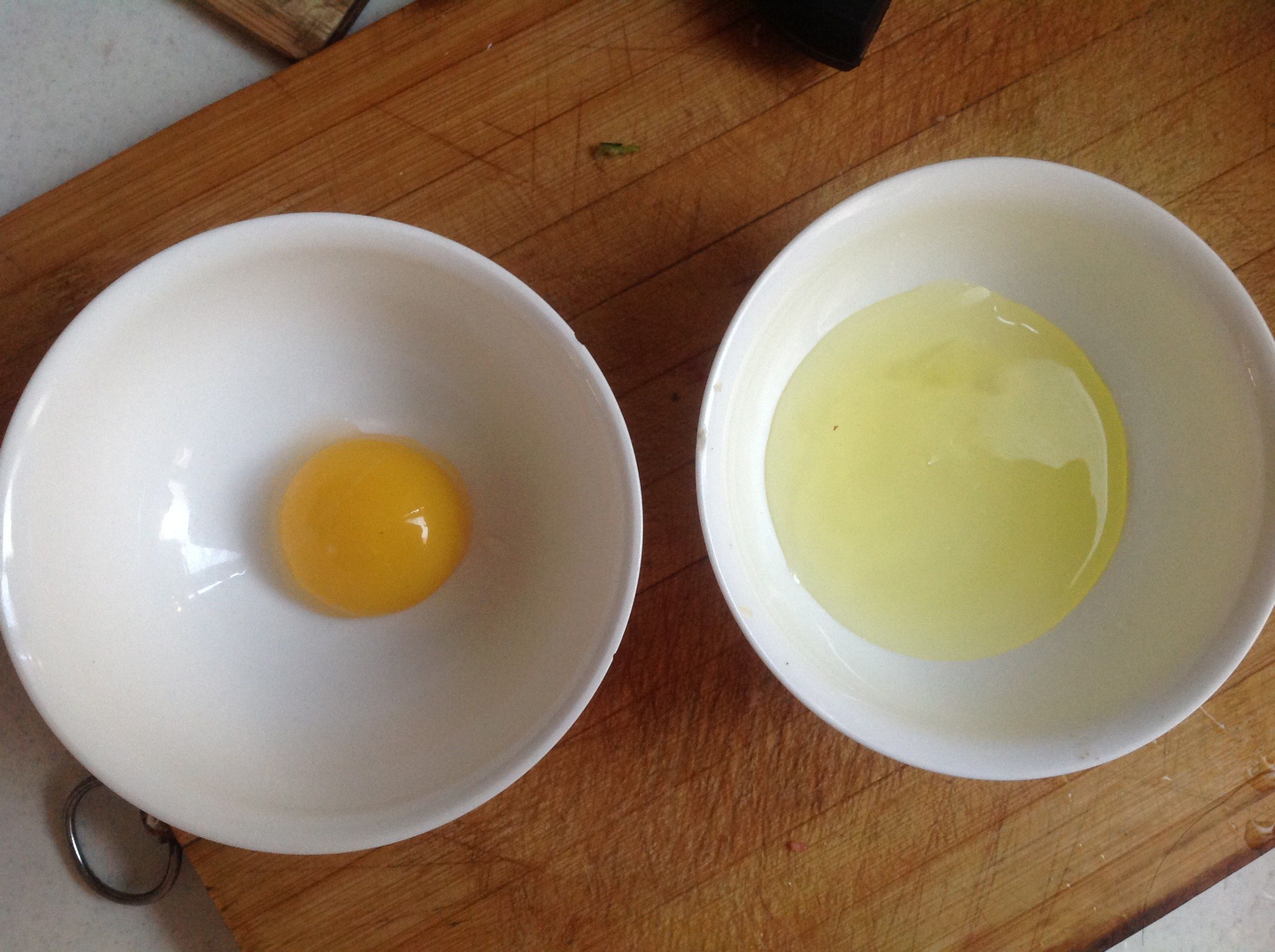 蛋清里面不小心弄了点蛋黄还能打出泡面状吗?
