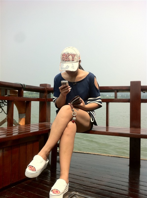如果我给一个身材高大健壮的女孩子一千块钱,求她穿着帆布鞋去踩甚至