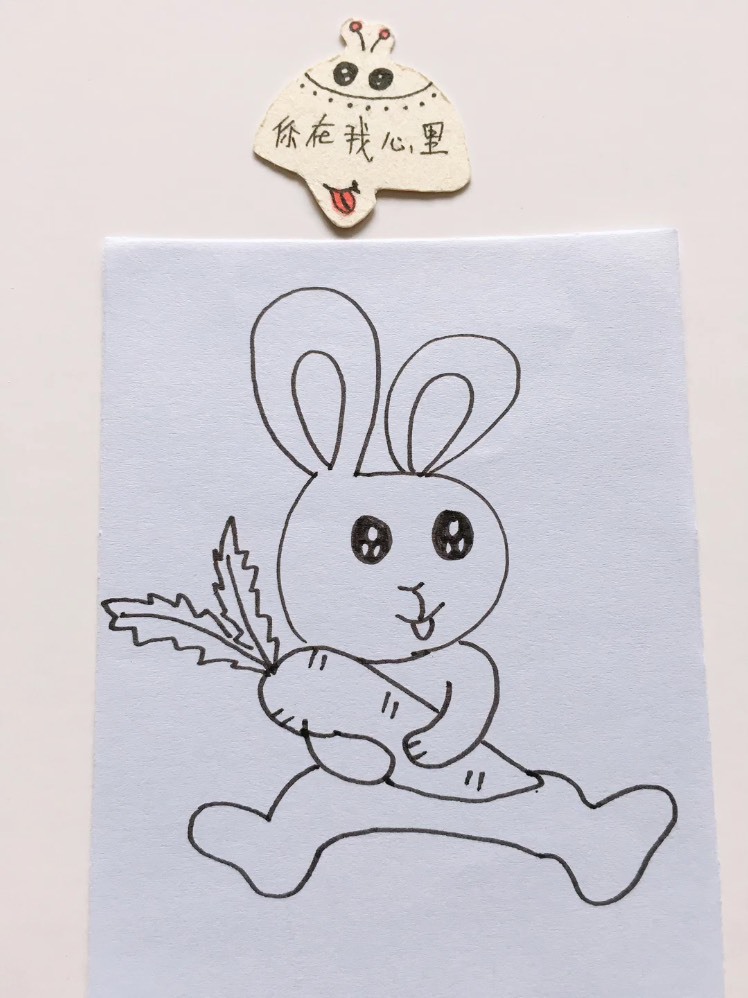 简笔画画一只坐在地上抱着胡萝卜的小兔子