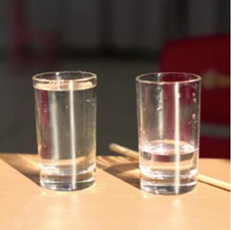 游戏步骤 1,把一个玻璃杯装满水,另一个装三分之一的水.