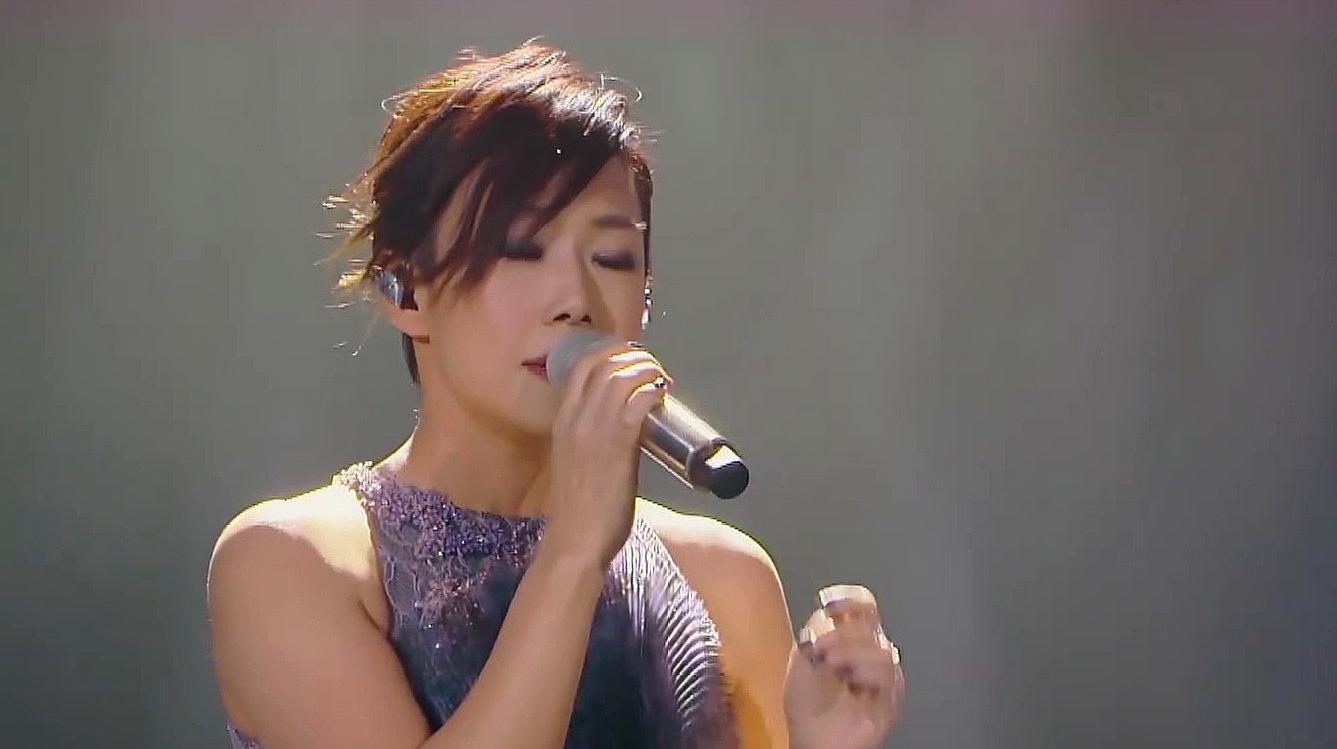 林忆莲翻唱许巍成名曲《蓝莲花》,高音一出震撼全场,太牛了!