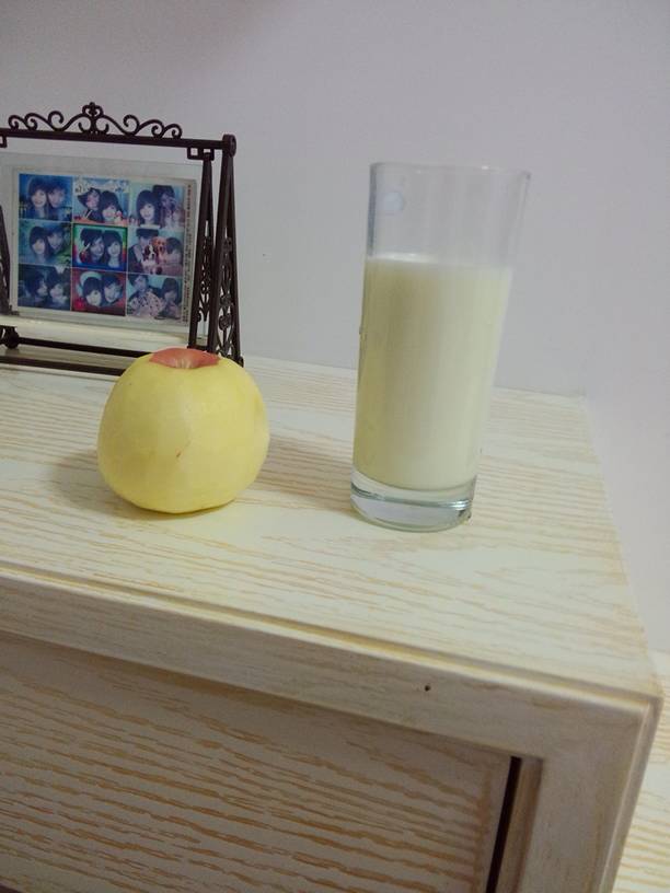 请问牛奶和苹果可以一起吃吗