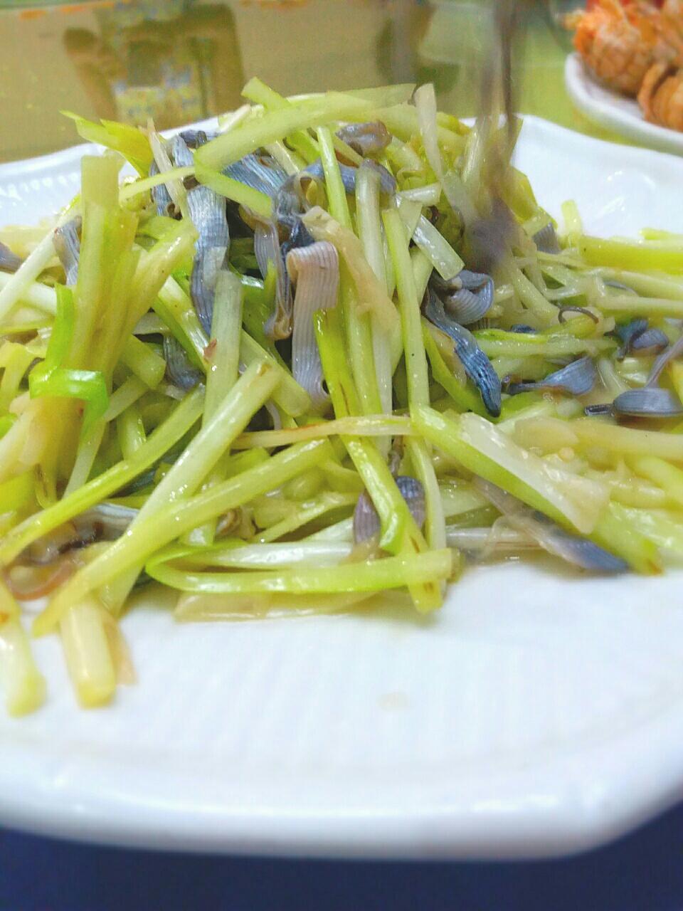 24 1楼 美食一:泥丁炒韭黄  泥丁其实是我一直不怎么爱吃的一种东西