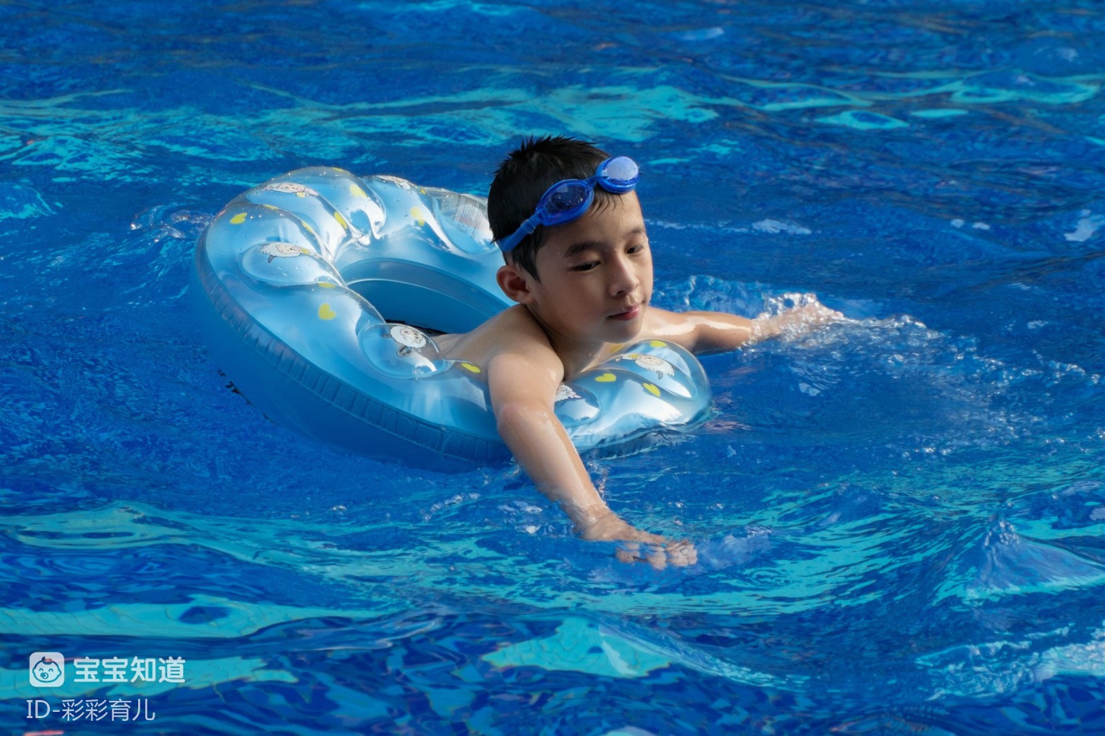 精热天孩子一直闹着学游泳孩子几岁学游泳最好家长注意这3点