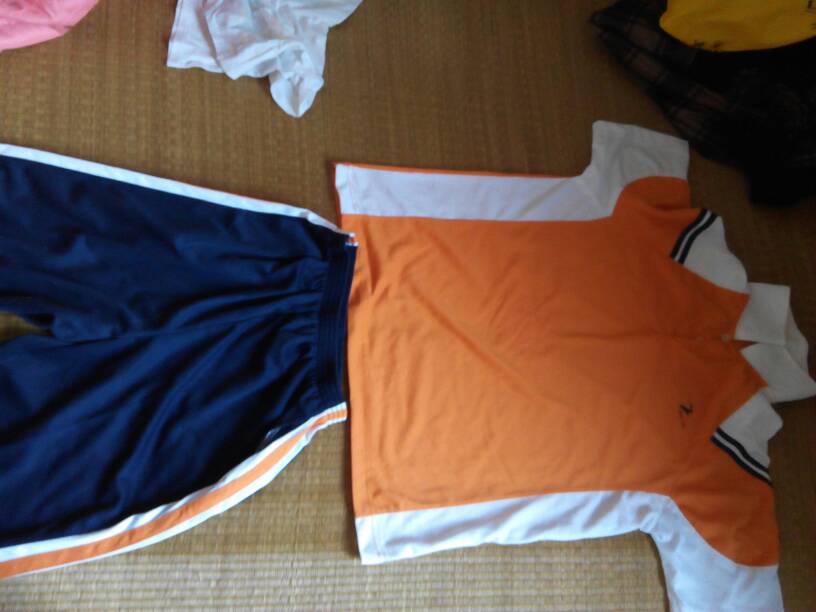 这是男孩穿的校服吧