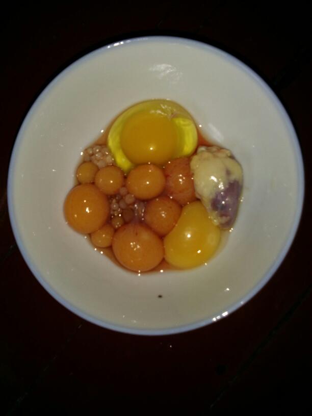 像把母鸡杀了,肚子里还有没有生下来的蛋,像那蛋能不能给宝宝吃的呢?