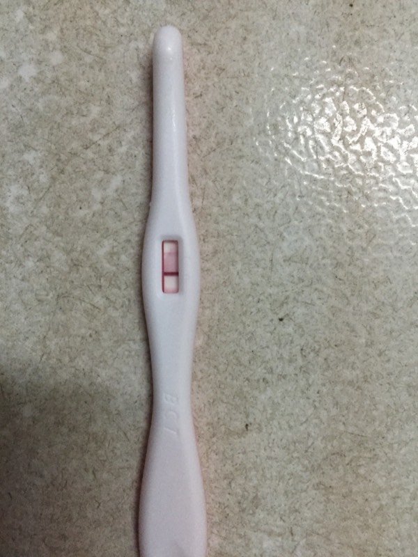 月经推迟了九天,用验孕棒验出现了两条杠,不过比较淡,是不是怀孕了