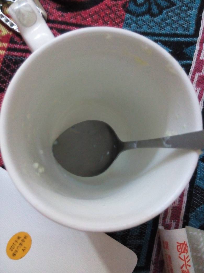 刚买的奶粉一小部分久冲不散,怎么搅拌都没用,喝完剩下这些沉淀物