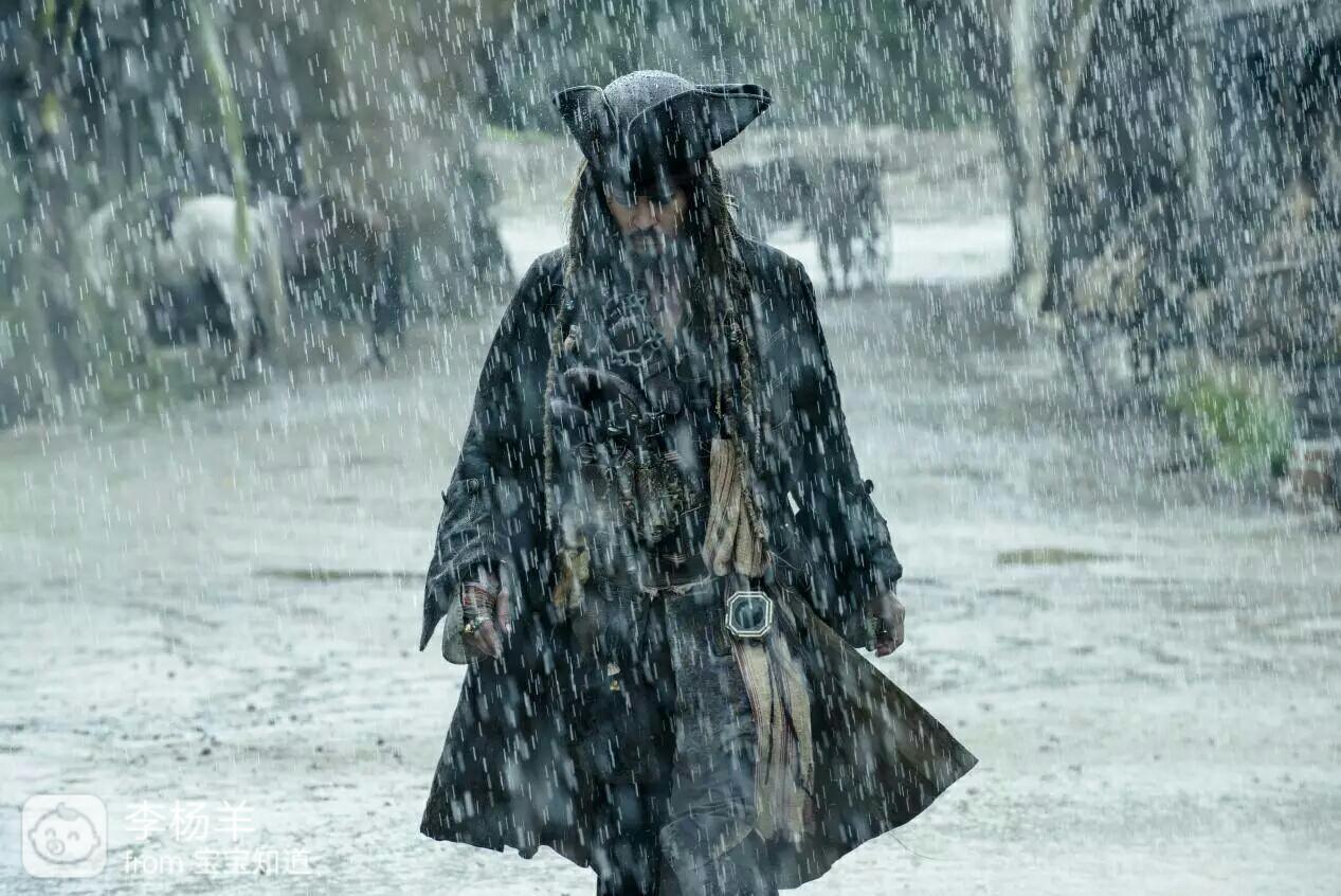 在第五部里,杰克斯派罗船长再次落难,被船员抛下还打入了天牢。玻璃心