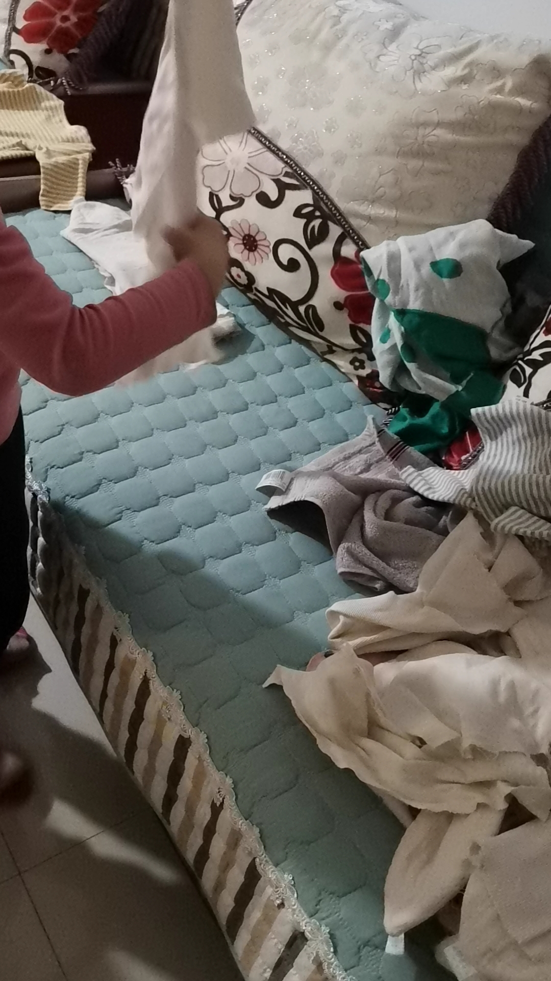 回来帮妈妈叠妹妹的尿布衣服