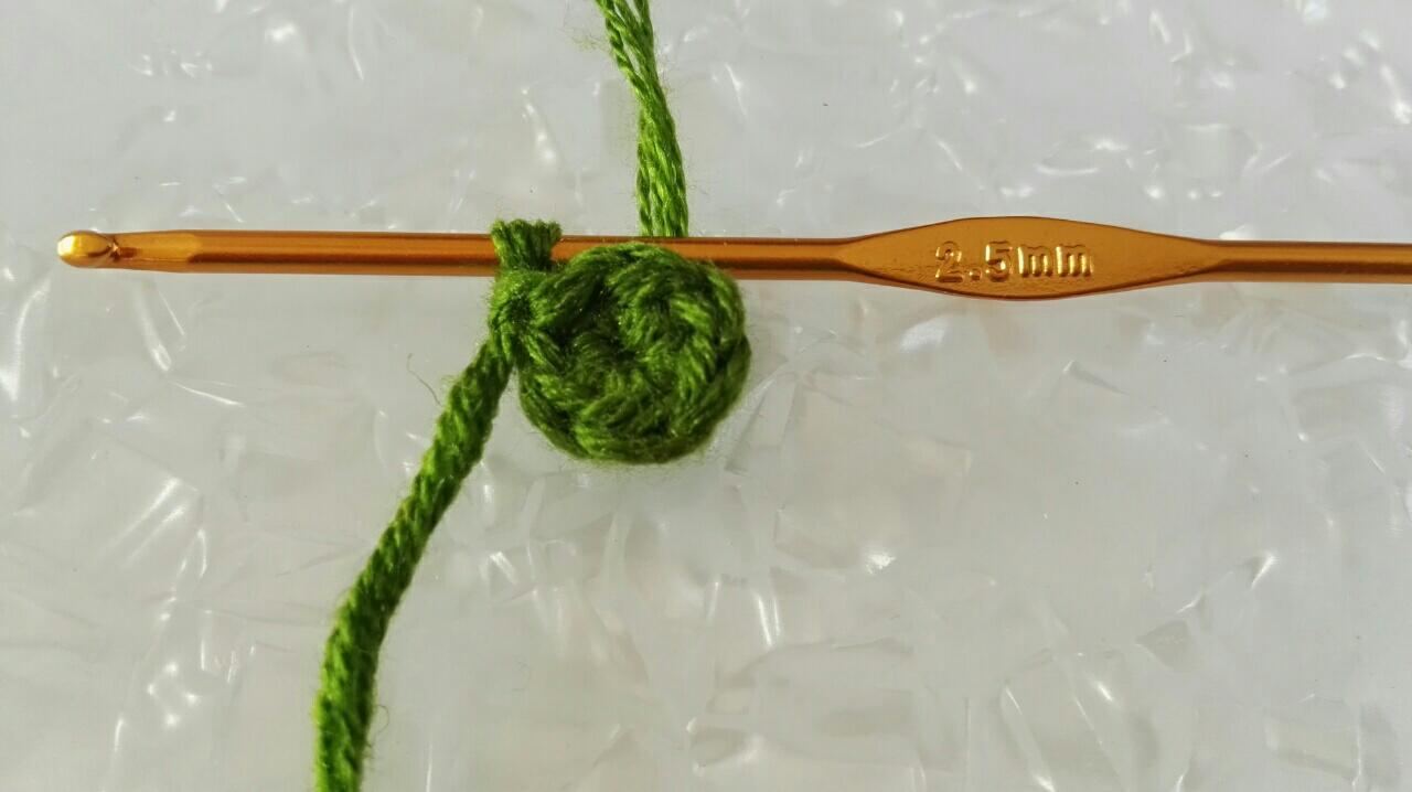 用绿色线环形起针6个短针