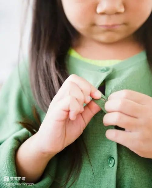 培养宝宝的自理能力从学习独立穿衣服做起