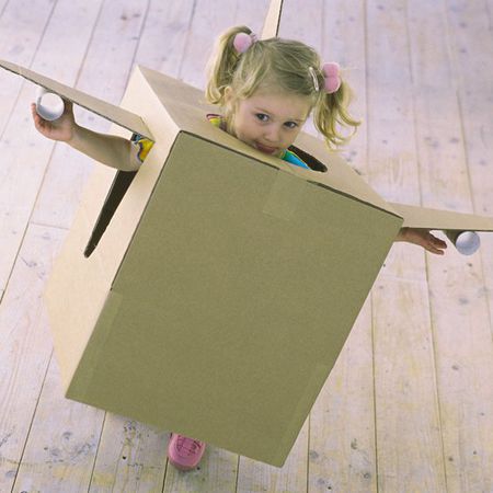 1.将大纸箱做成个山洞让宝宝钻爬.