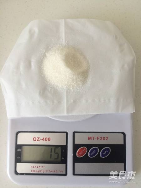 7. 加两量杯面粉，一杯大概是170g左右，也是灵活的啦，人多就多加点，到时