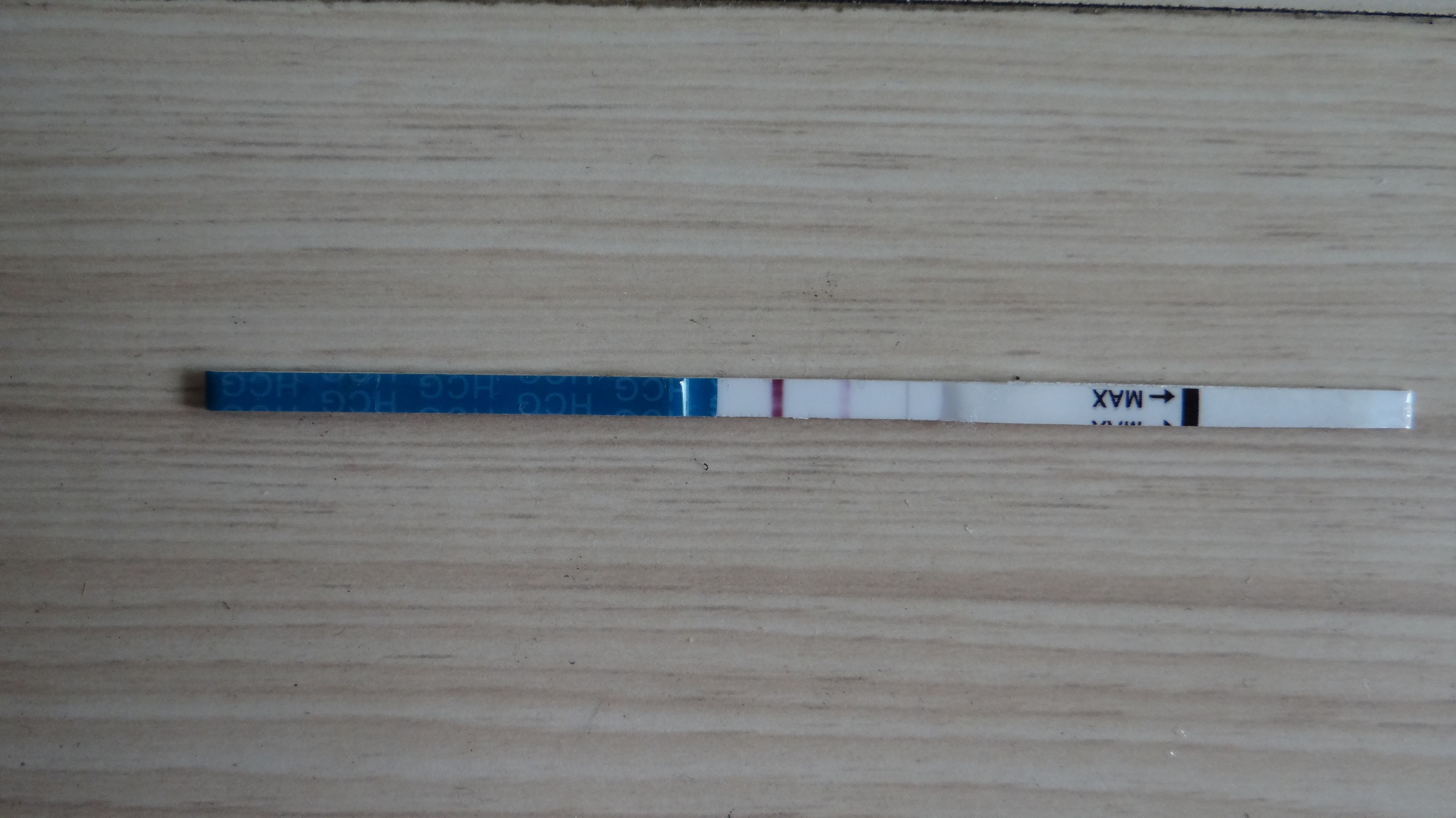 验孕纸效果不是很明显 哪位朋友能帮忙看看