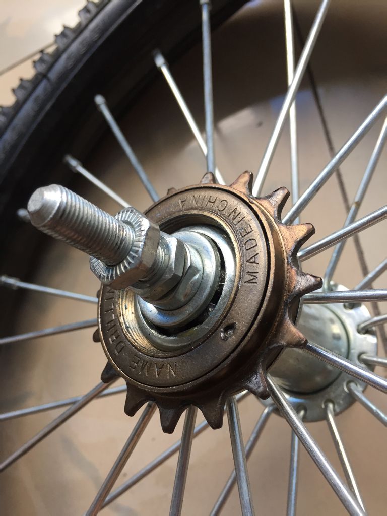 有那个师傅知道这个小孩子自行单车的后轮胎的齿轮如何拆除 滑轮是