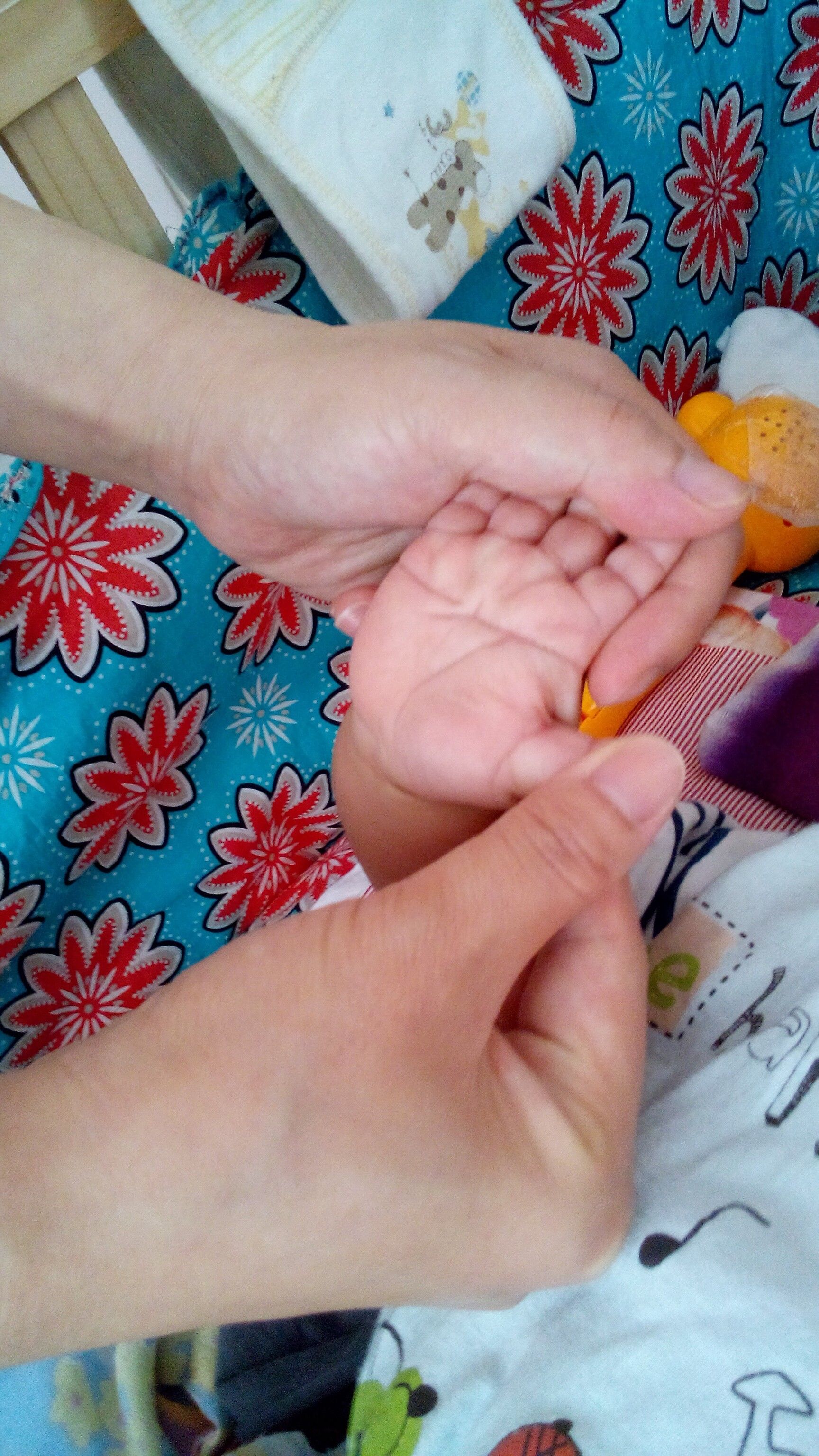 我们家宝宝左手有一横纹,是不是所谓的断掌?有什么说法吗?有什么利弊?