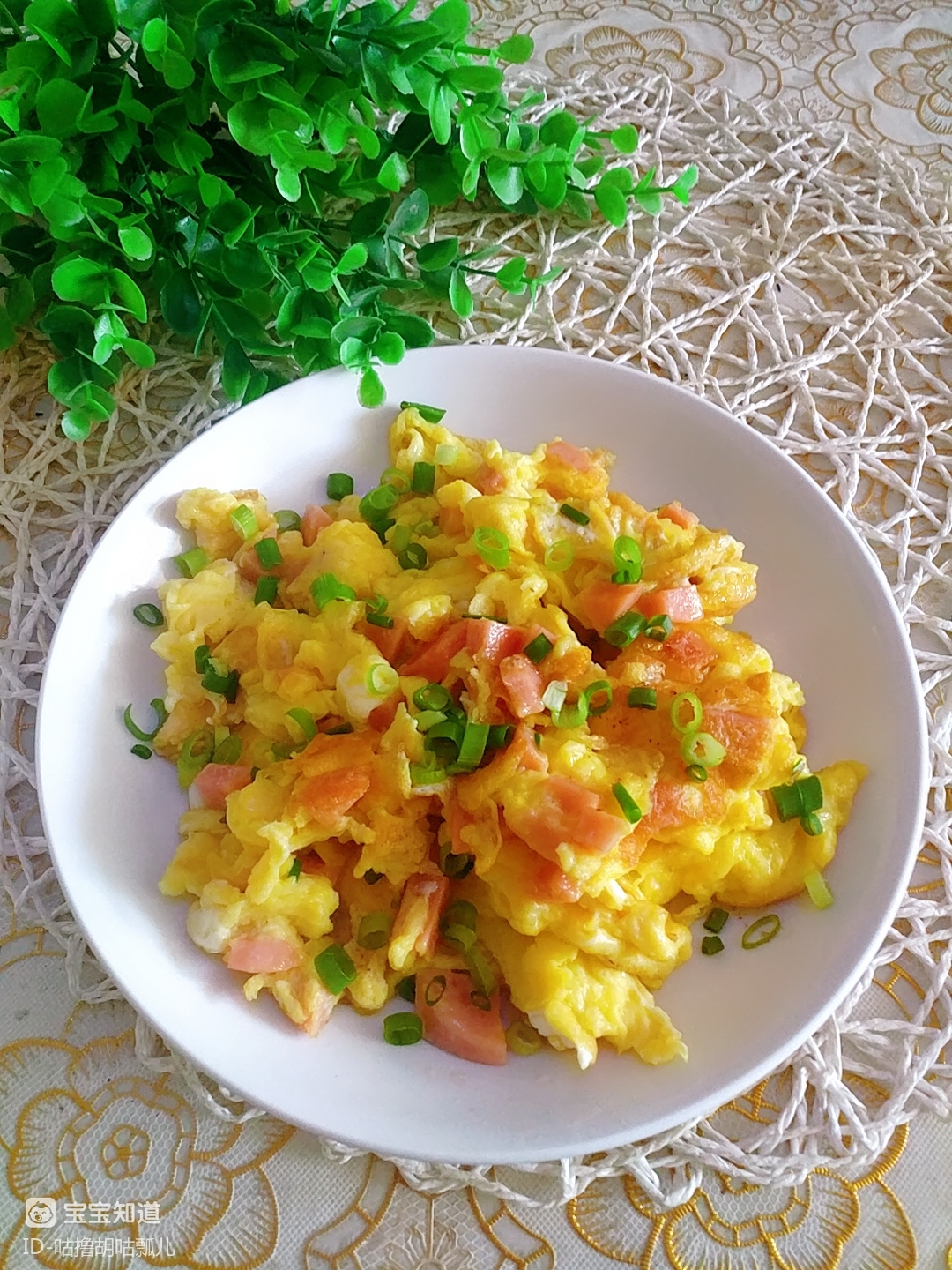 每日餐桌香肠葱花煎鸡蛋