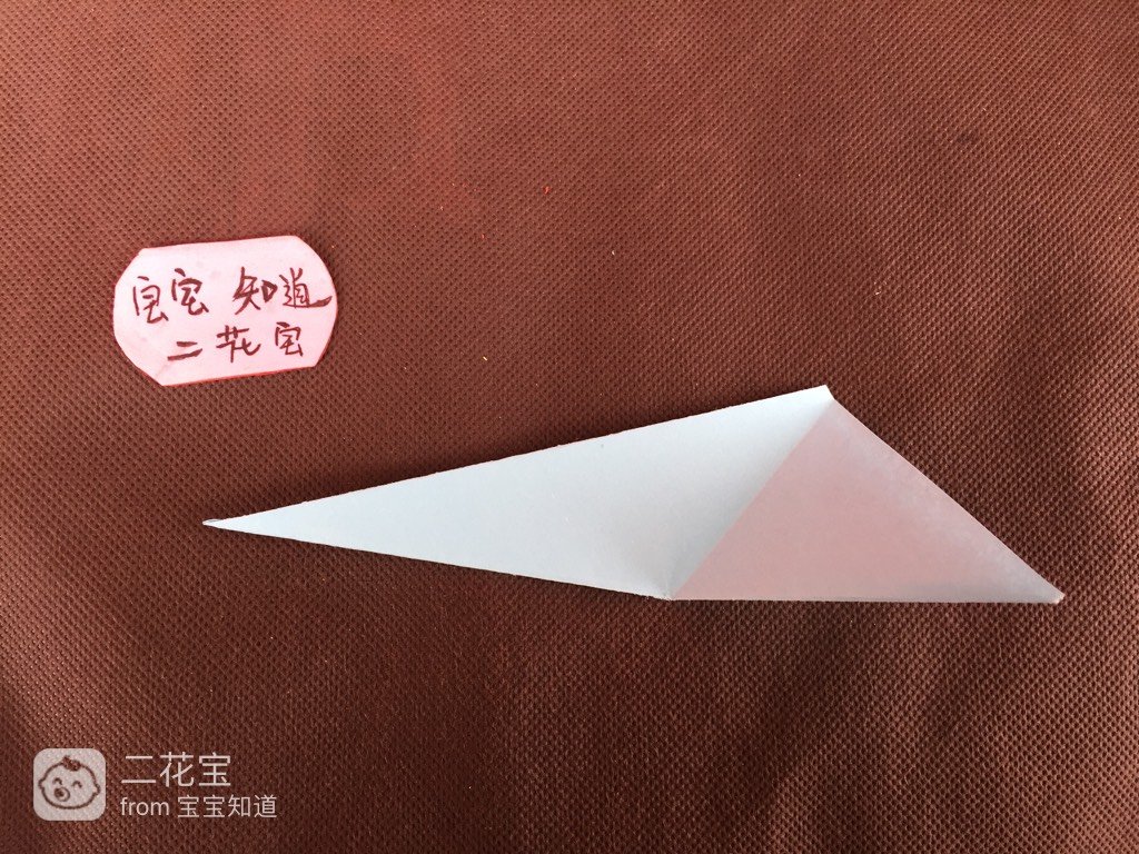 角折向中间步骤四:在对折在一起步骤五:将上图折好的角向上翻折出折痕