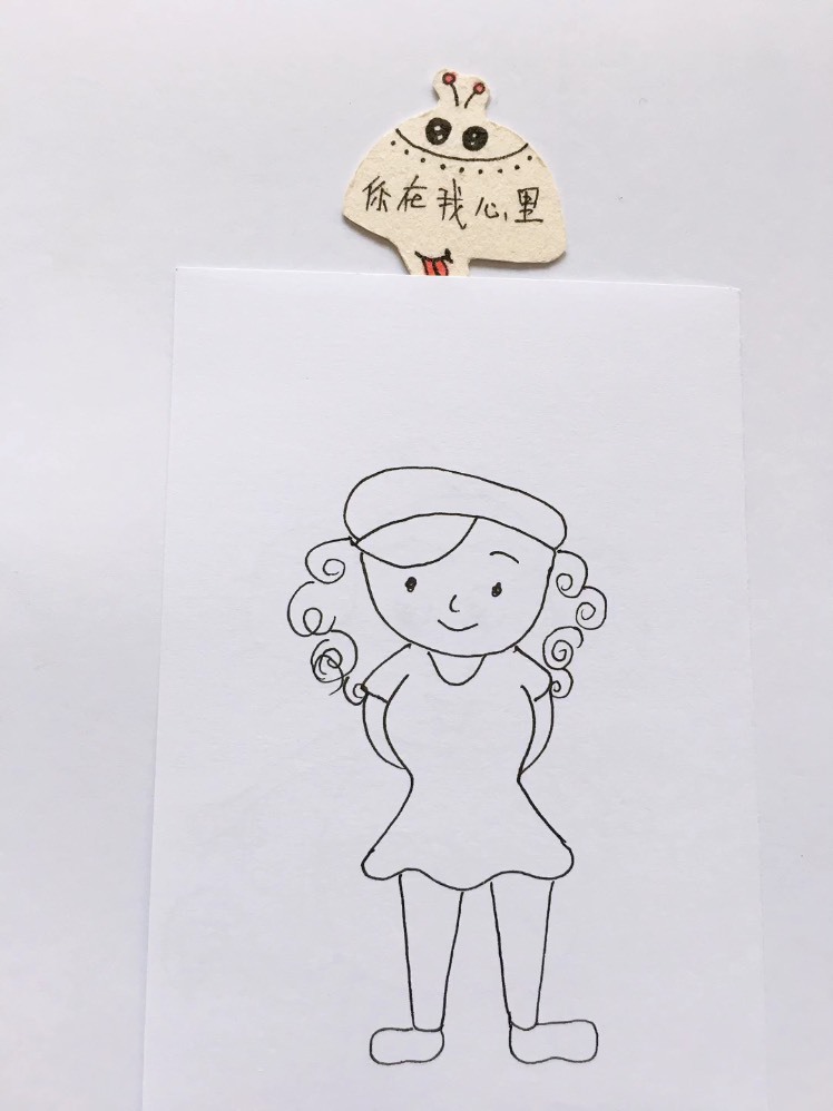 精 简笔画 一位漂亮的卷发女孩