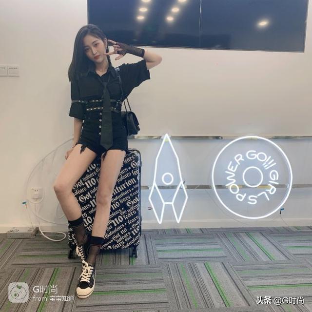 街拍搭配时尚女装_街拍时尚穿搭_时尚搭配街拍