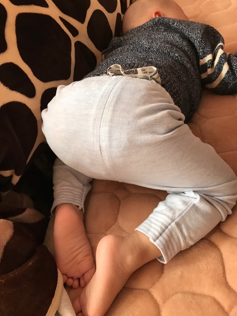 我家宝贝老是趴着撅着屁股睡