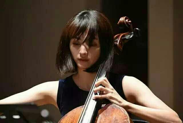 本剧满岛光饰演的是一位感性随意的大提琴手.