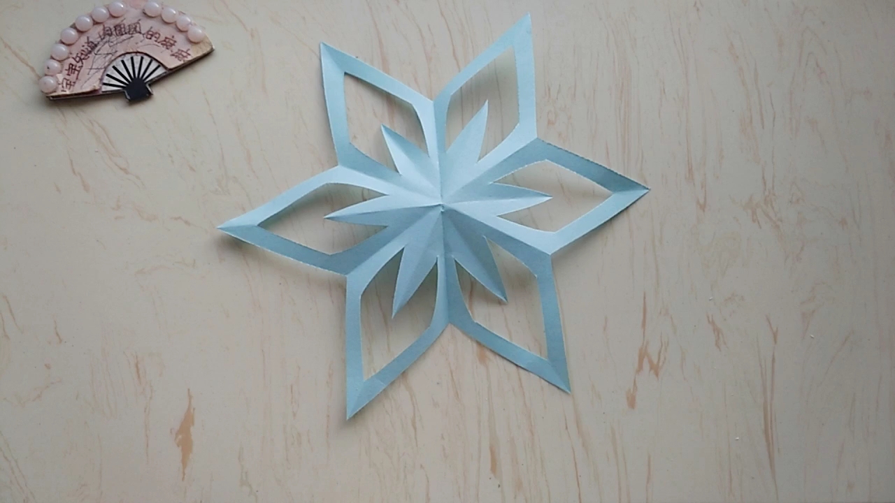 [手工剪纸]漂亮的蓝色六角星剪纸窗花