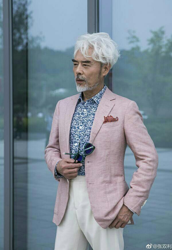 精 被65岁的大叔帅哭了,他演了一辈子配角,却是中国最会穿衣服的男人