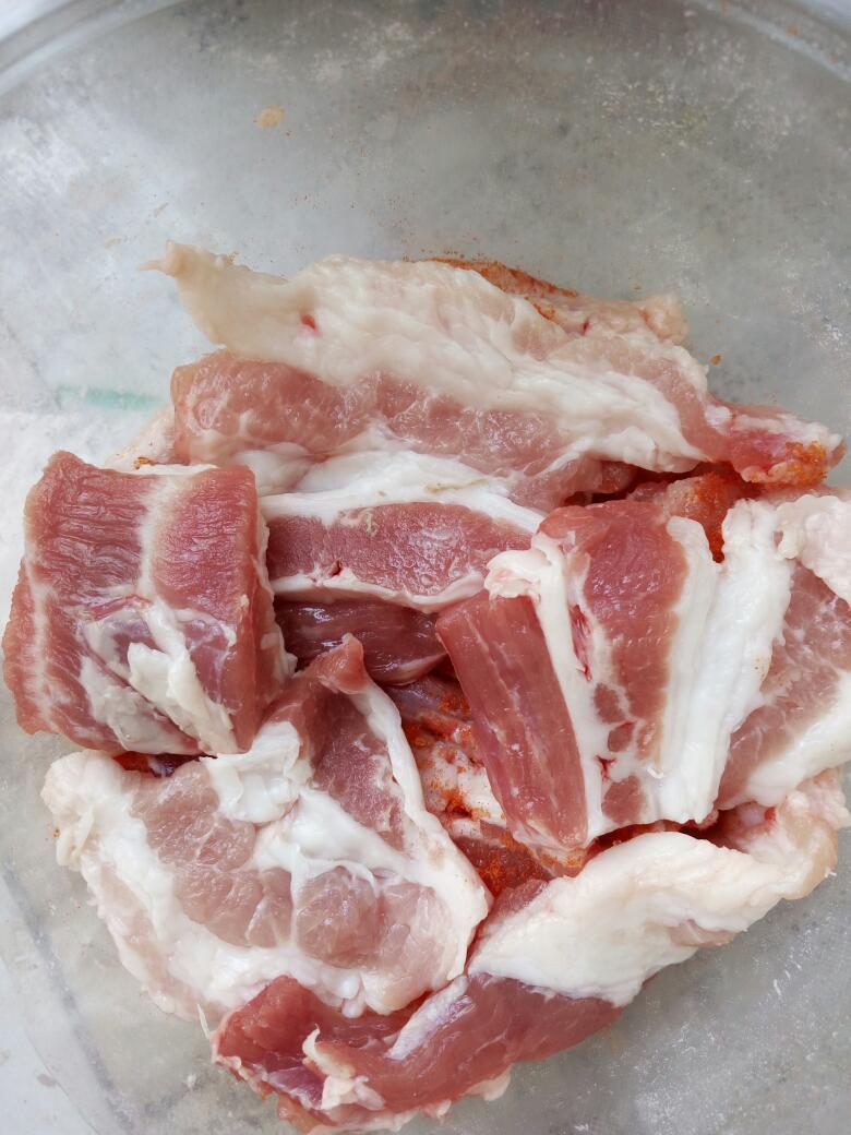 先将五花肉切薄片.