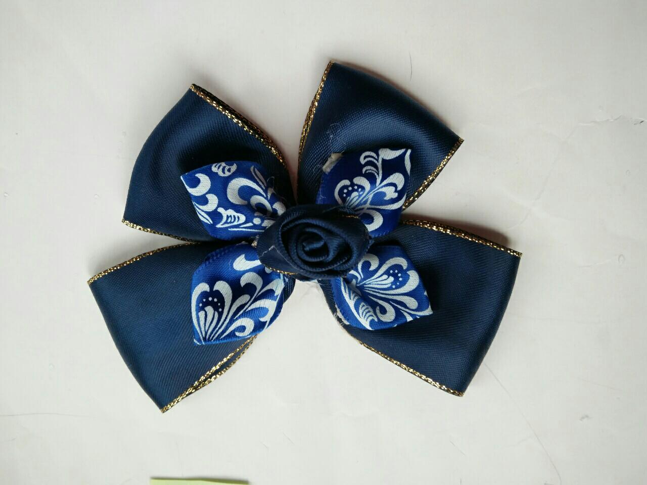 8楼 接着把玫瑰花苞粘在刚才做好的蝴蝶结上.