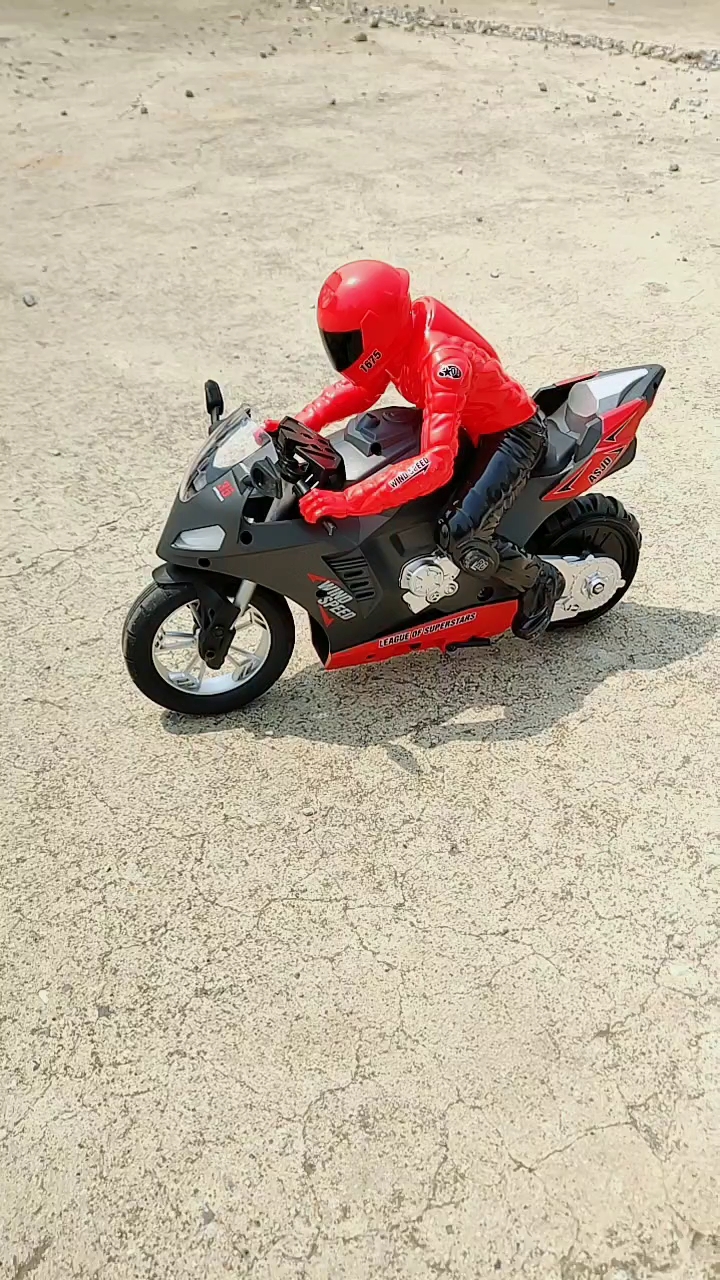 超级炫酷可以独轮行走的摩托车