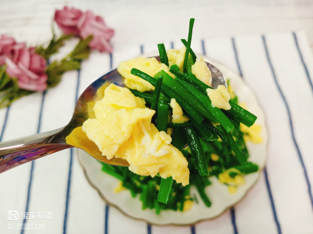每日餐桌家常快手菜简单又好吃的香葶炒鸡蛋