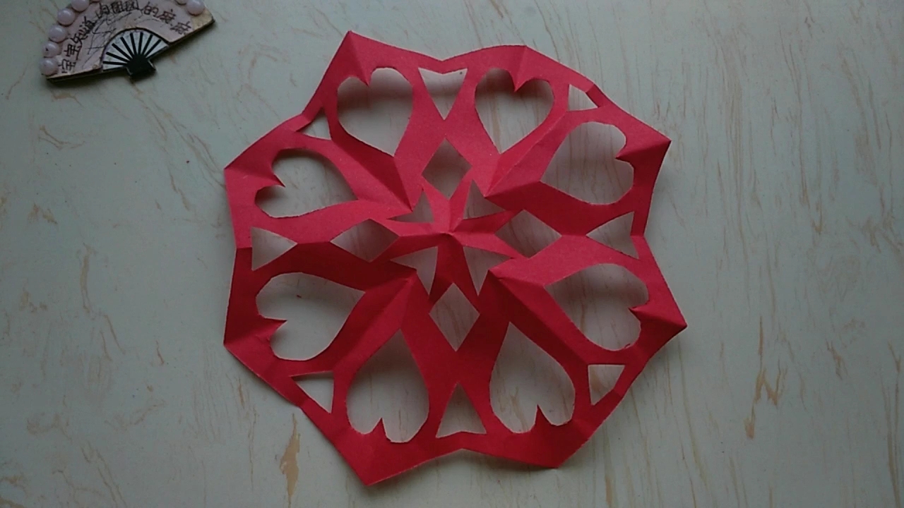 [手艺秀]八折纸红色爱心剪纸窗花
