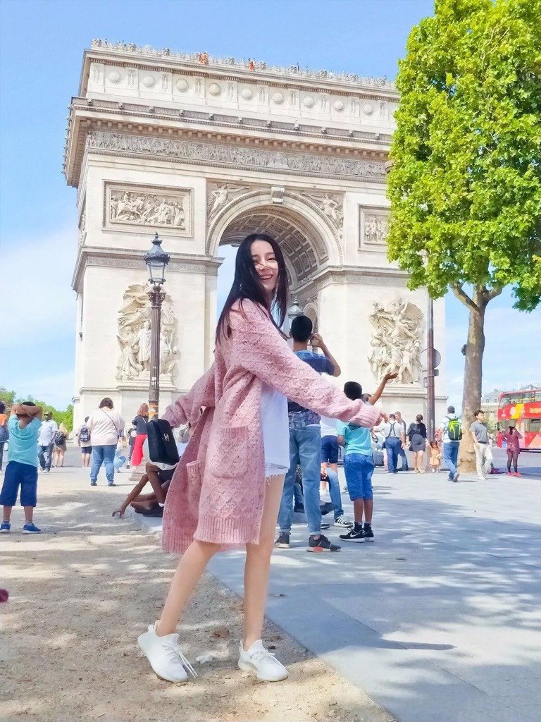 明星穿搭街拍_明星街头穿搭_街拍明星穿百褶裙搭配图片