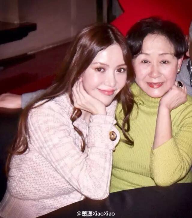 15楼 更让人吃惊的  还有萧潇60岁的妈妈  这身段和脸蛋跟女儿比起来
