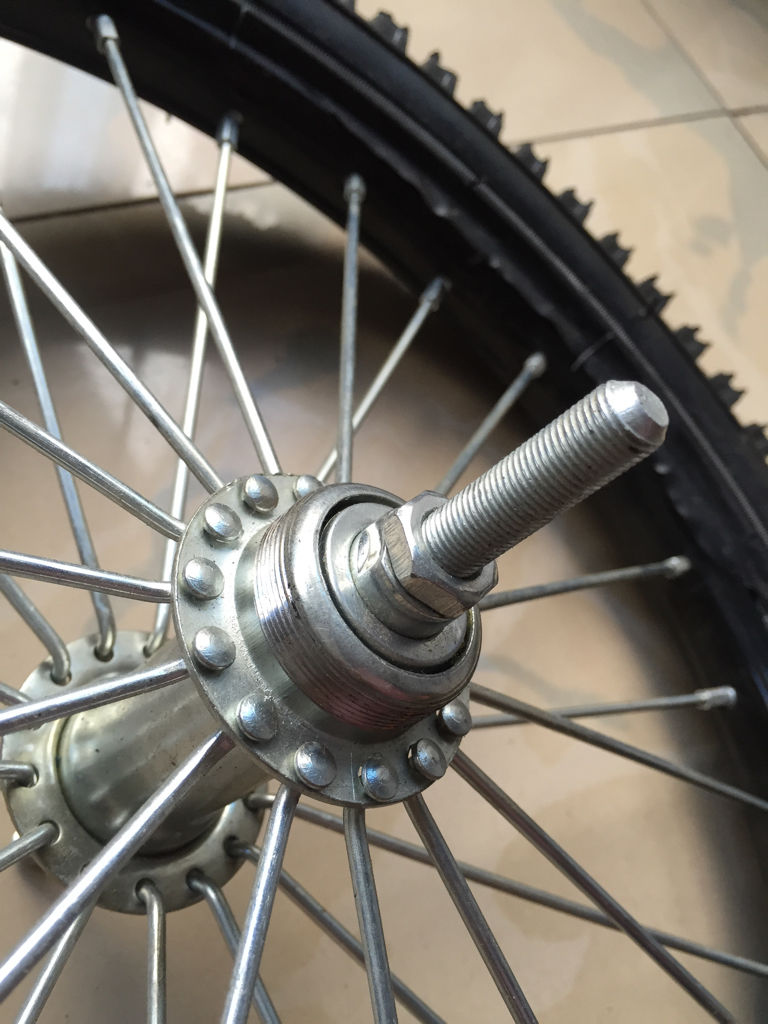 有那个师傅知道这个小孩子自行单车的后轮胎的齿轮如何拆除 滑轮是