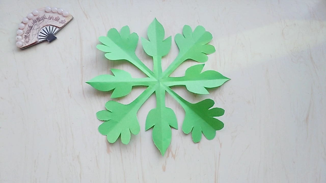 四片叶子剪纸折法图片