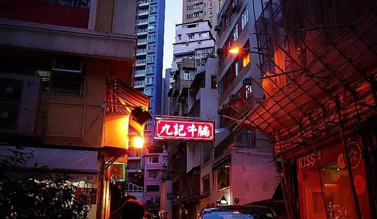 24 6楼 才能寻到,眼前这条窄小的弄子 九哥的店,九记牛腩就在这里