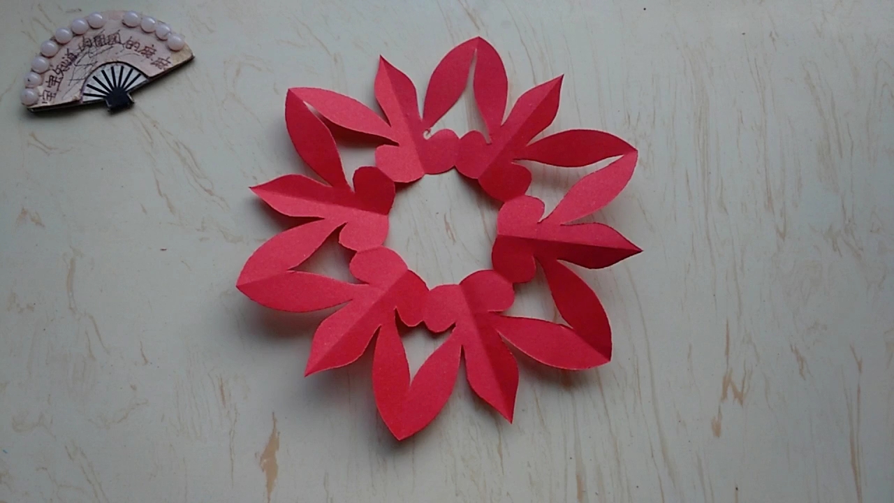 [手工剪纸]漂亮的六折纸红色花环剪纸