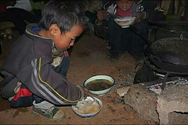 贫困儿童生活照图片