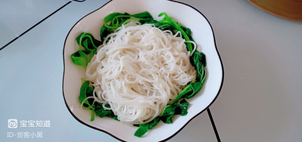 早餐打卡鸡肉青菜汤粉