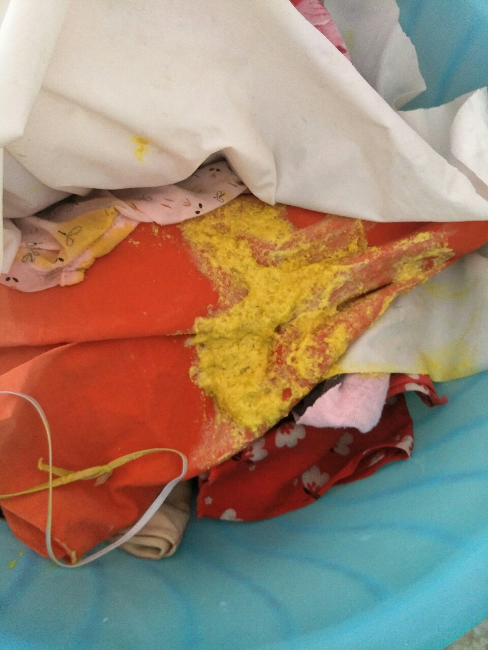 请大家看看宝宝这样的大便是正常的吗,她一天拉三四次 而且每次拉好多