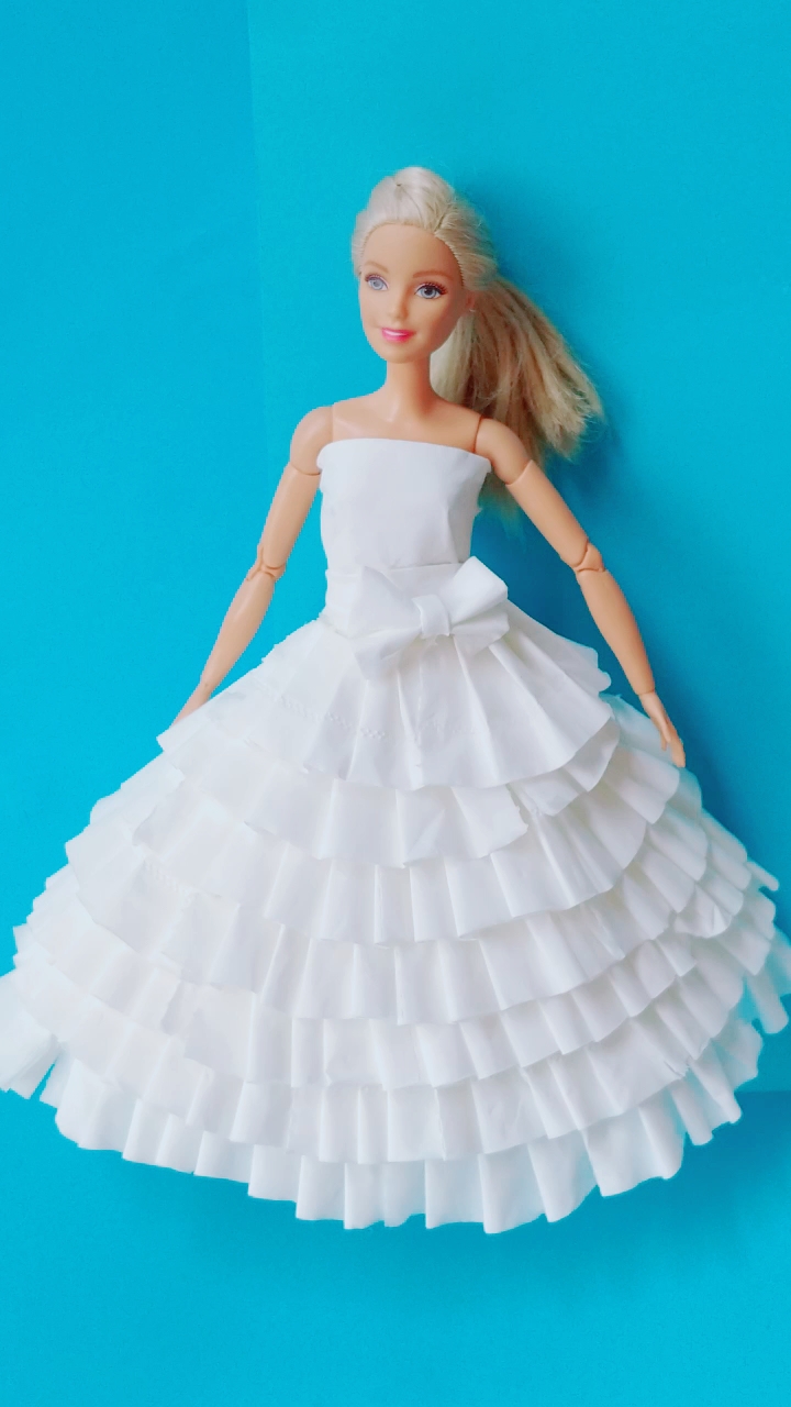用卫生纸给芭比娃娃做漂亮的婚纱裙子