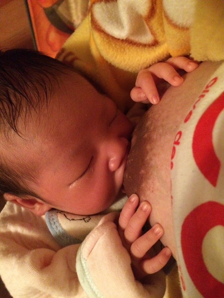 来晒宝宝吃奶照喽