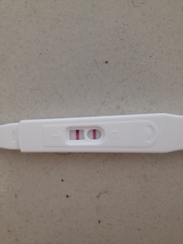 第一次用验孕棒测试是没怀孕,这是第二次测试的,显示已怀孕,中间隔了