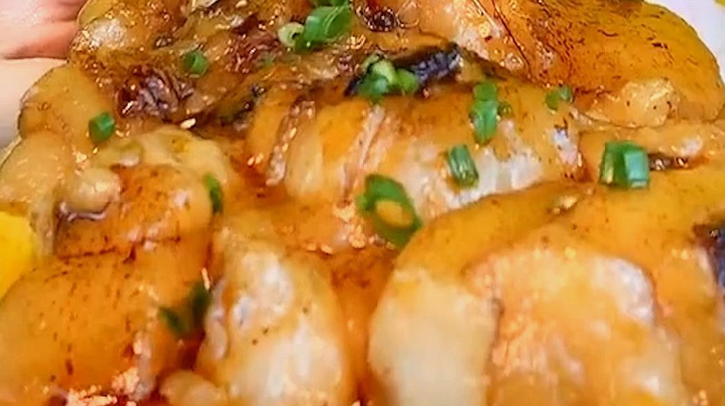 网红吃播一个视频"喝"一整盘油面包,这肥肉,我看着都腻!